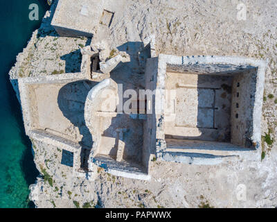 Luftaufnahme von den Ruinen der alten Festung Fortica auf der Insel Pag, Kroatien Stockfoto