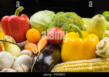 Nahaufnahme von frischem Gemüse aus ökologischem Anbau. Lokal Paprika, Mais, Karotten, Champignons und andere natürliche veganes Essen gewachsen. Stockfoto