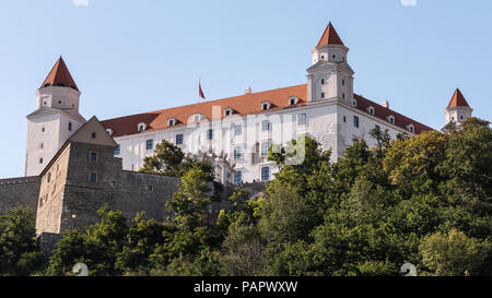 Restaurierte Burg von Bratislava aus dem Süden. Auf einem Felsen über Bratislava beherbergt es das slowakische Parlament, ein Museum und eine Musik Kammer gebaut. Stockfoto