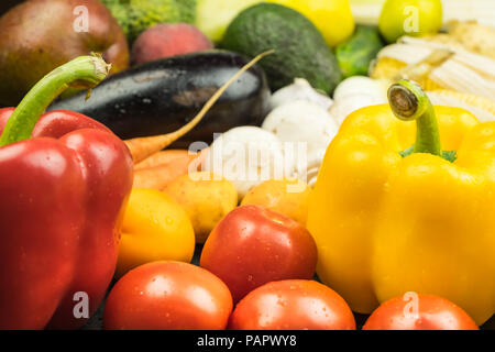 Nahaufnahme der frische organische Paprika, Tomaten und anderes Gemüse. Lokal natürliche veganes Essen Festlegung auf Tisch gewachsen. Stockfoto