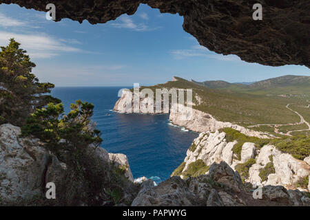 Landschaft von Grotta dei Vasi Rotti gesehen neben Capo Caccia auf der italienischen Insel Sardinien Stockfoto