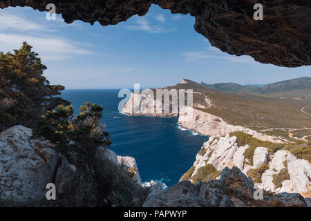 Landschaft von Grotta dei Vasi Rotti gesehen neben Capo Caccia auf der italienischen Insel Sardinien Stockfoto