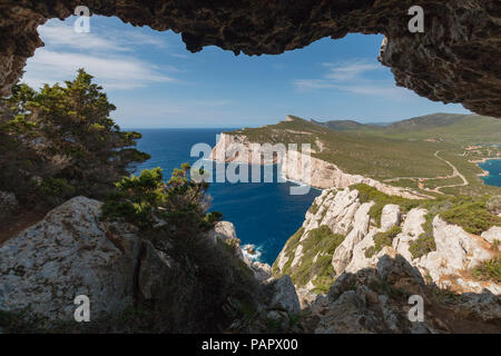 Landschaft von Grotta dei Vasi Rotti gesehen neben Capo Caccia auf der italienischen Insel Sardinien Stockfoto