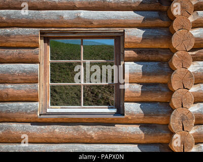 Glas Fenster in einem Protokoll Wand an einem sonnigen Tag Stockfoto