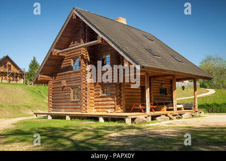 Log House in einem Land Seite an einem sonnigen Tag Stockfoto