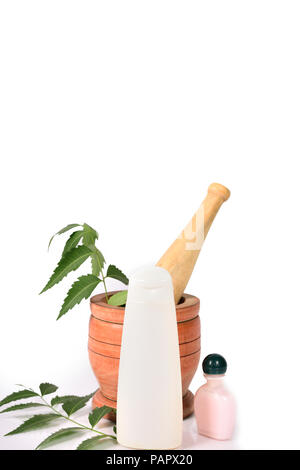 Ayurveda Badewanne Shop und Öl auf weißem Hintergrund. Stockfoto