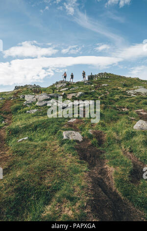 Norwegen, Lofoten, junge Männer wandern in Moskenesoy Stockfoto