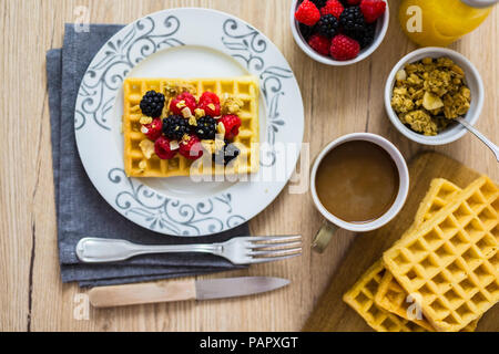 Waffel garniert mit Waldbeeren und Müsli Stockfoto