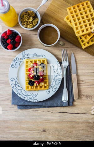 Waffel garniert mit Waldbeeren und Müsli Stockfoto