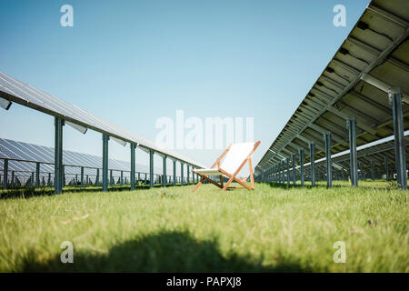 Deutschland, Kevelaer, Solaranlage und Strand Liege Stockfoto