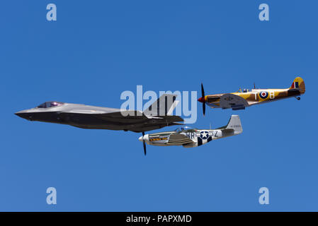 United States Air Force USAF Heritage Flight Lockheed Martin F-35A Lightning II, Supermarine Spitfire, North American P-51 Mustang Kampfflugzeuge Stockfoto