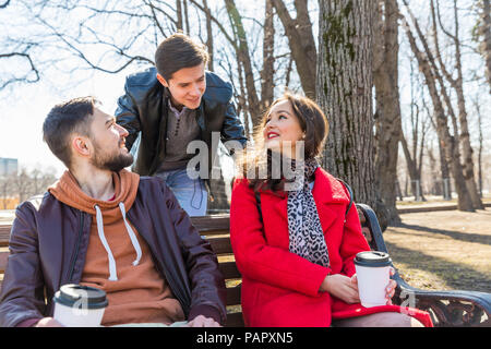 Russland, Moskau, eine Gruppe von Freunden im Park, Spaß zusammen, trinken Kaffee Stockfoto