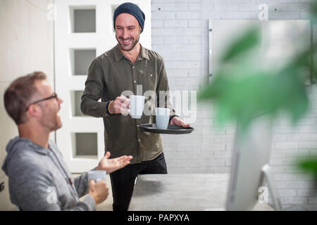 Zwei Kollegen in Kaffeepause am Schreibtisch im Büro Stockfoto