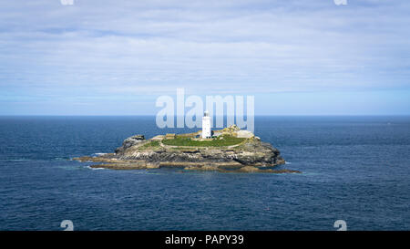 Godrevy Leuchtturm sitzen auf einer Insel in der Mitte des weiten blauen Ozean Stockfoto