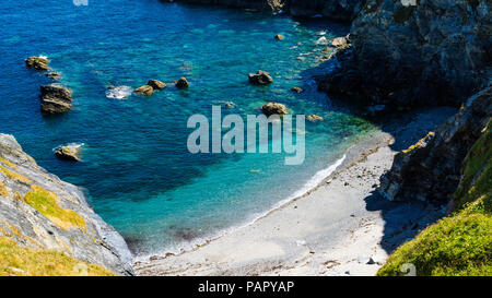 Bucht Godrevy, Cornwall, schöne, bunte, Aqua Ocean Wellen auf die Felsen. Stockfoto