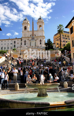 Rom - 19. SEPTEMBER: Die Spanische Treppe, die von der Piazza di Spagna am September 19, 2009, Rom. Die spanischen gesehen Schritte sind die breiteste Treppe in Europa. Stockfoto