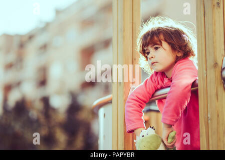 Portrait von traurigen kleinen Mädchen am Spielplatz Stockfoto