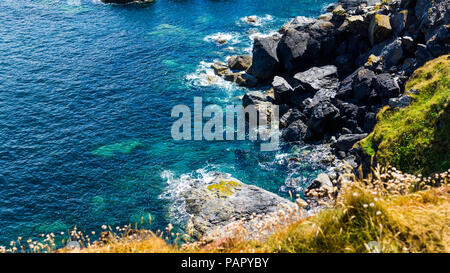 Bucht Godrevy, Cornwall, schöne, bunte, Aqua Ocean Wellen auf die Felsen. Stockfoto