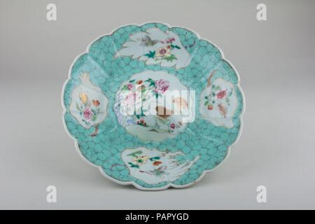 Gericht. Kultur: China. Abmessungen: Durchm. 9 1/4 in. (23,5 cm). Datum: 18. Museum: Metropolitan Museum of Art, New York, USA. Stockfoto