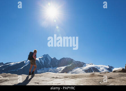 Österreich, Kärnten, weibliche Wanderer beobachten Großglockner Peak, galcier und hochalpinen Gebiet, Nationalpark Hohe Tauern Stockfoto