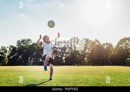 Junge tragen Deutsche Fußball-shirt Fußball spielen Stockfoto