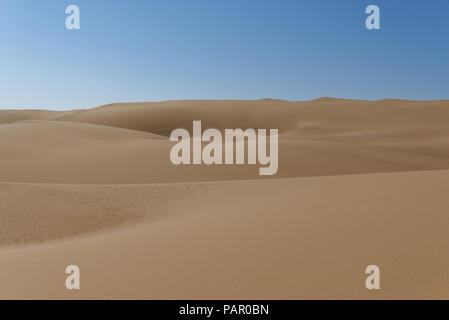 Sand in der Wüste gegen einen klaren blauen Himmel Stockfoto