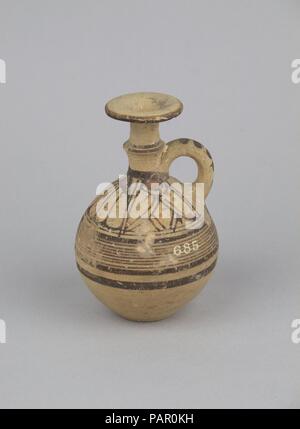 Juglet. Kultur: Zypriotische. Abmessungen: 3 13/16-in. (9.7Cm). Datum: 750-600 v. Chr.. Griff - ridge Kanne mit Bands und Lotus Blumen. Museum: Metropolitan Museum of Art, New York, USA. Stockfoto