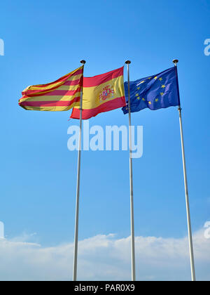 Offizielle Flagge von Katalonien, Spanien und der Europäischen Union (EU) winken auf einem blauen Himmel. Stockfoto