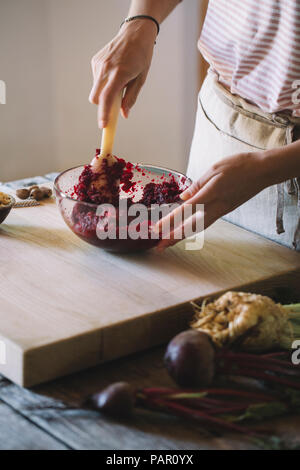 Vorbereitung der Rote-bete-Ravioli mit Salbei und Butter, schlagen die Füllung Stockfoto
