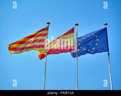 Offizielle Flagge von Katalonien, Spanien und der Europäischen Union (EU) winken auf einem blauen Himmel. Stockfoto