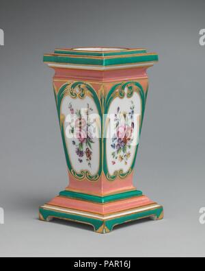 Sockel Vase und Lampe Topf (piédestal De gaine) (einer der beiden). Kultur: Französisch, Sèvres. Dekorateur: Master der leuchtenden Blätter. Abmessungen: Höhe: 6. (15,2 cm); Höhe (mit Blumen): 10. (25,4 cm). Werk: Manufaktur Sèvres (Französisch, 1740). Datum: 1760. Museum: Metropolitan Museum of Art, New York, USA. Stockfoto