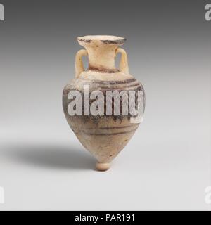 Glas amphoriskos (Parfüm Flasche). Kultur: Griechisch, östlichen Mittelmeer. Abmessungen: Durchm.: 2 7/8 in. (7,2 cm). Datum: Ende 6.-5. vorchristlichen Jahrhundert. Opake, weiße, mit Griffen und Base-Knopf gleicher Farbe; Wanderwege in Transparent, Violett. Breite, nach innen geneigte Rim-disk, aslant an den Hals; zylindrische Hals mit konkaven Seiten; breite schräge Schulter; länglich eiförmigen Körper verjüngt sich bis zu einem Punkt; kreisförmige base-Knopf mit der abgerundeten Kante; zwei vertikale Schlaufe Griffe angewendet wird über Wege, die von der Oberseite der Schulter gezogen, gedreht in, und drückte auf den Hals. Eine Spur am Rande des RIM-Festplatte angeschlossen; eine andere Spur angewendet Stockfoto