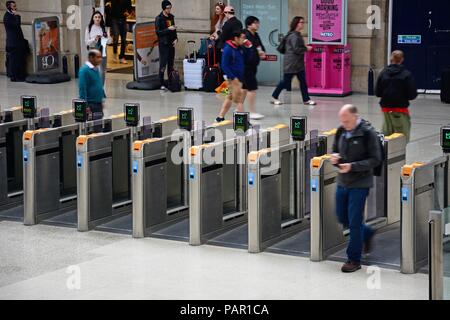 Reihe von Ticket Barrieren innerhalb Newcastle Hauptbahnhof mit Passagiere warten auf der Rückseite, Newcastle upon Tyne, Tyne und Wear, England, Vereinigtes Königreich,