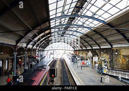 Passagiere warten am Bahnsteig in der Newcastle Central Railway Station, Newcastle upon Tyne, Tyne und Wear, England, UK, Westeuropa. Stockfoto