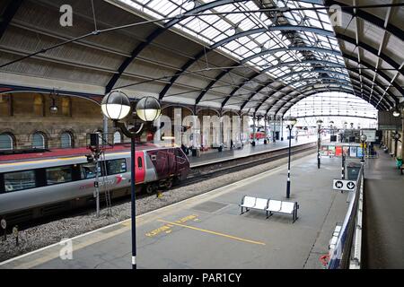 Passagiere warten am Bahnsteig in der Newcastle Central Railway Station, Newcastle upon Tyne, Tyne und Wear, England, UK, Westeuropa. Stockfoto