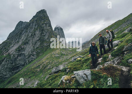 Norwegen, Lofoten, Moskenesoy, junge Männer wandern am Markan Berg Stockfoto