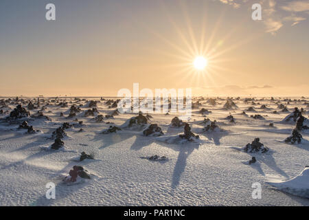 Das Lavafeld wird von der Sonne beleuchtet, wie es fällt über Laufskálavarða, im Süden Islands Stockfoto