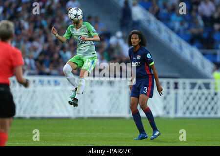 Kiew, Ukraine - Mai 24, 2018: Ewa Pajor durch Wendie Renard markiert führt beeindruckend schönen Header. Das UEFA Champions League Finale Wolfsburg-Ly Stockfoto