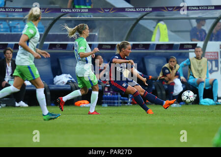 Kiew, Ukraine - 24. MAI 2018: Amandine Henry führt eine schöne Aufnahme, lange lofted Pass. Das UEFA Champions League Finale Wolfsburg-Lyon Stockfoto