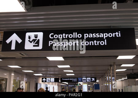 Flughafen Rom Schild Richtung Passkontrolle Schreibtische Stockfoto