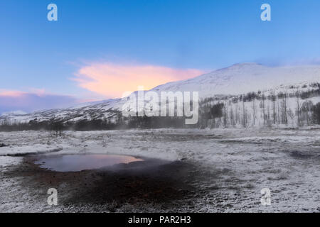 Die Morgensonne spiegelt sich eine Wolke über einer geothermischen Frühling in Island Stockfoto