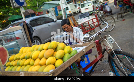 Mangofrüchte Verkäufer war wartenden Kunden auf der Straße, Yangon, Myanmar Stockfoto