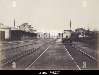 Gare d'Enghien. Artist: Édouard Baldus (Französisch, geboren Preußen, 1813-1889). Abmessungen: Bild: 31,3 x 44,3 cm. (12 5/16 x 17 7/16 in.). Datum: 1855. Während er uns schlagen kann als urig, diese Szene vertreten Moderne Französische Industrie am meisten erweiterte im Jahre 1855. Beschleunigen Sie die Spuren, die baldus mit hetzen, Perspektive, Züge auf dem Weg von Paris nach Boulogne-sur-Mer im Durchschnitt eine erstaunliche 32 Meilen pro Stunde und erreichten ihr Ziel in weniger als einem Drittel der Zeit mit dem Pferd erforderlich - gezeichnete Trainer vorgestellt. Museum: Metropolitan Museum of Art, New York, USA. Stockfoto