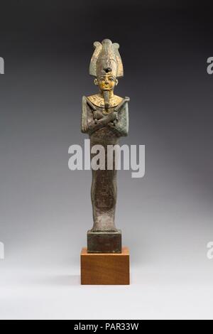 Statue von Osiris mit dem Namen des Padihorpere. Abmessungen: H. 29×W. 6.2 × D 4,2 cm (11 7/16 x 2 7/16 x 1 5/8 in.). Dynastie: Dynasty 25./26. Datum: Ca. 712-525 v. Chr.. Ein hervorragendes Beispiel für eine Bronze-, diese Abbildung von Osiris ist in seiner typischen Mumie Form angezeigt, seiner hohen Plumed Krone Tragen und Halten der Gauner und dreschflegel der Königswürde. Diese Elemente wurden mit Gold überzogen, wie war sein Gesicht, Hals, gewellt Bart der Göttlichkeit, breit Festival Kragen, und Pektorale, der sich ein Bild der Sonnenbarke trägt. Den oberen Teil des Körpers ist mit einer Raupe net Muster bedeckt, und eine göttliche Falcon ist d Stockfoto