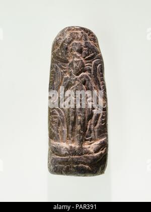 Cippus des Horus (magische Stela). Abmessungen: h. 4,5 cm (1 3/4 in.) × w. 1,8 cm (11/16 in.). Datum: 332-30 v. Chr.. Dieses kleine Stele ist repräsentativ für das Genre der Ägyptischen Kunst als cippus (Plural, cippi) oder magische Stele bekannt. Ein Bild des Säuglings Horus auf der Vorderseite unter einem BES-Bildes angezeigt Machens gefährliche Tiere. Die metternich Stele (Acc. 50.85) ist die größte und aufwändigste Beispiel des Genres. Texte auf solche Stelen oft einen Hinweis auf die Umwandlung von Wasser über die Stele in eine heilende Trankopfer ausgegossen. Museum: Metropolitan Museum of Art, New York, USA. Stockfoto