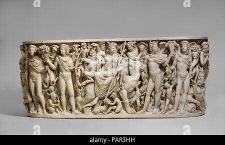 Marmor Sarkophag mit dem Triumph von Dionysos und die Jahreszeiten. Kultur: Roman. Maße: Gesamt: 34 x 85 x 36 cm. (86,4 x 215,9 x 92,1 cm). Datum: Ca. Chr. 260-270. Dieser sehr aufwendigen und sehr gut erhaltenen römischen Sarkophag kam zu dem Metropolitan Museum aus der Sammlung des Herzogs von Beaufort und war früher in ihrem Land Sitz angezeigt, Badminton House in Gloucestershire, England. Eine Inschrift auf dem unvollendeten zurück des Sarkophags Datensätze, die es dort im Jahr 1733 installiert wurde. Im Gegensatz zu den rauhen und unansehnliche zurück, den Seiten und der Vorderseite des sarcoph Stockfoto