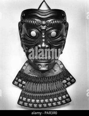 Maske mit Nackenstütze. Armorer: Geschrieben von Myochin Munemitsu (Japanisch, Edo Periode, 18. Jahrhundert). Kultur: Japanisch. Abmessungen: H.13 cm. (33,7 cm); W. 9. (22,9 cm); D.5. (12,7 cm). Datum: 18. Masken sind schon lange eine wichtige Rolle in der japanischen Kultur gespielt: in religiösen Zeremonien, Tanz, Noh Theater und Militär Kostüm. Für Samurai, Masken diente als Principal Gesicht Verteidigung und half den Helm auf den Kopf mehr sichern fest. Die Mehrheit der Masken waren halbe Länge (<i> Mempo</i>), die für die Nase und das Gesicht unter den Augen. Ihre eisenhaltigen Oberflächen sind entweder lackiert oder Stockfoto