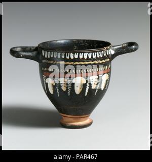 Skyphos. Kultur: Griechisch, Italienisch, Apulien. Abmessungen: H. von 8,20 cm. Datum: Ca. 350-300 v. Chr.. Museum: Metropolitan Museum of Art, New York, USA. Stockfoto