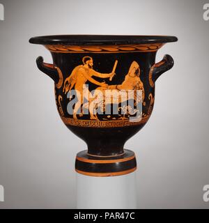 Terrakotta bell-Krater (Schüssel). Kultur: Griechisch, Italienisch, Apulien. Abmessungen: H.12. (30,5 cm). Datum: Ca. 380-360 v. Chr.. Vorderseite, Satyr und maenad. Rückwärts, zwei Jugendliche die Vertretung ist interessant, weil die maenad, schlafend in einem freien, erinnert an die Haltung der Ariadne, als sie auf der Insel Naxos der Wein Gottes Dionysos gefunden wurde; sie hatte es von Theseus verlassen. Die Ikonographie des "erhöhten" mythologischen Themas hat für die Mitglieder des Dionysos' Gefolge angewendet wurden. Museum: Metropolitan Museum of Art, New York, USA. Stockfoto