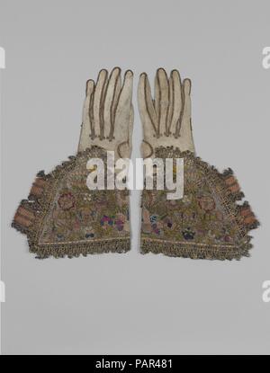 Paar handschuhe. Kultur: Britische. Abmessungen: L 13 1/4 x W. 8 Zoll (33,7 x 20,3 cm). Datum: Erste Hälfte 17. Jahrhundert. Die breite handgelenk handschuhe dieses Paar Handschuhe sind dekoriert mit Stichen und Motive fand auch am Geldbeutel der Periode. Darüber hinaus ist die Gold und Silber Bobbin lace trim ist auch ähnlich, die auf einigen bestickte Jacken gefunden. Die Feinheit der Dekoration auf diese Handschuhe betont die Tatsache, dass sie als dekorative Accessoires als praktische Handschuhe zum Schutz gegen schwere Wetter gedacht waren. Museum: Metropolitan Museum of Art, New York, USA. Stockfoto